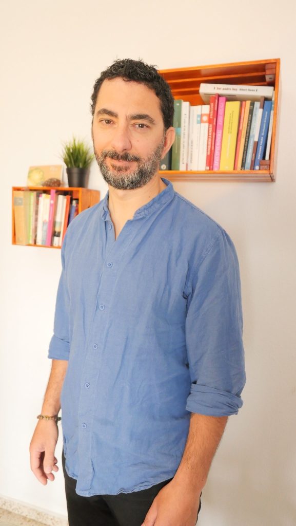 Hola, soy Pablo González Fernández, terapeuta con enfoque humanista, especializado en Terapia Gestalt, Constelaciones Familiares y Sistémicas, Coaching Integrativo, Terapia Corporal, y enfoques sensibles al trauma.